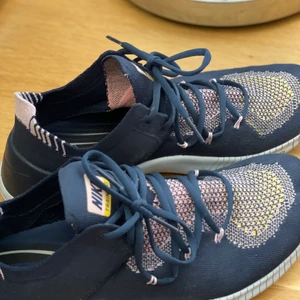 Sportiga nike 👟 skor - Ett par sportiga nike skor, sköna och bra att jogga med. Original pris: 750. Tyvärr för små för mig. Betalning genom swish, mötas i malmö eller leverans (leverans + frakt)