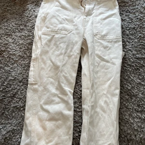 favoritbyxor från weeday - säljer mina favoritbyxor från weeday pga för små. storlek xs med coola detaljer på sidorna. jättebra skick och älskar sömmarna.