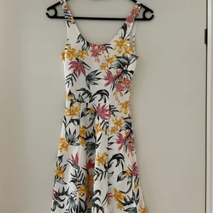 Blommig klänning - Detta var min skolavslutnings klänning i 5. Den är bara använd 1 gång och nu är den för liten. Det är en superfin sommar klänning. Köparen står för frakt💖