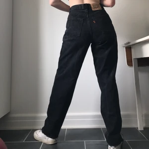 Levi’s jeans W31 / L34  - Jättesnygga, vintage Levi’s jeans som jag tyvär inte använder längre, köpt secondhand 🧚🏻 🧚‍♀️ Waist: 31 / length: 34. Hög midja och ”baggy” / loose fit nedtill. jag är 164 cm som referens och har M i storlek på byxor (liite stora i midjan för mig). 🌻 Vid frågor är det bara att skriva!  kan mötas i Malmö! Kika gärna in mina andra annonser 💕 obs budgivning! Köp direkt för 450 kr 💕