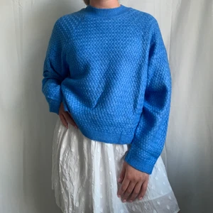 Blå stickad tröja! - Blå mönstrad stickad tröja från Mango. Är 170 och har oftast S/36. Helt oanvänd med prislapp kvar! 