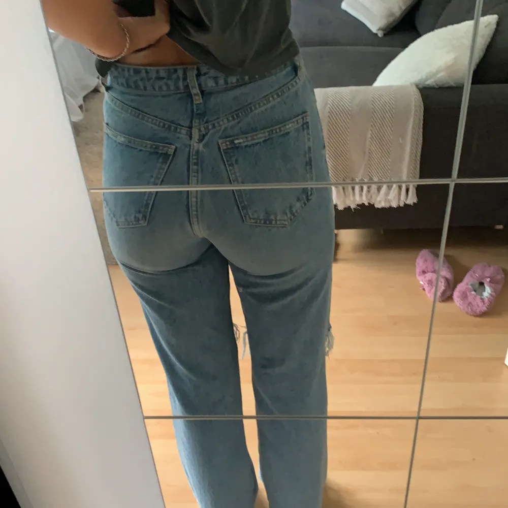 Såååå fina jeans från zara med hål på båda knäna. I modellen full length, därav väldigt långa i benen. Använda 3 gånger, alltså i väldigt fint skick! Säljer då dom inte kommer till användning.💕. Jeans & Byxor.