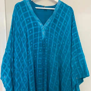 Klänning - En ‎lång ‎blå ‎handsyd ‎klänning, ‏som ‎är ‎oanvänd. ‏Det ‎finns ‎ingen ‎storlekslap ‎på ‎den, ‏då ‎den ‎är ‎handsyd. ‏Men ‎den ‎passar ‎en med ‎storlek ‎XL            ‎  ‎  ‎  ‎  ‎  ‎  ‎  ‎  ‎  ‎  ‎  ‎  ‎  ‎  ‎  ‎  ‎  ‎  ‎  ‎  ‎  ‎  ‎  ‎  ‎  ‎   ‎Om du ‎har ‎några ‎frågor eller ‎vill ‎få ‎flera ‎bilder ‎kontakta ‎mig! ‏Köparen ‎står ‎för ‎frakten! ‏