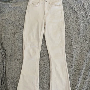 Vita bootcut jeans - Vita jeans med bootcut från Gina!! Superfina och stretchiga men är tyvärr för korta för mig som är 168cm. Fint skick!! 💕