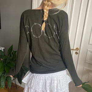 Cool zadig Voltaire tröja - Skit cool och unik zadig tröja. Tröjan är i 100% Kashmir och är i en underbar grön färg. På ryggen står det ”rock” i silvrigt tryck som liknar taggtråd. Tröjan är i mycket bra skick och passar storlek xs-m beroende på hur man vill att den ska sitta. Jag brukar ha xs-s och ovan ser ni hur den sitter på mig. Skriv för fler bilder. Köparen betalar frakten. 