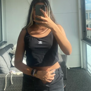 Linne Adidas - Svart croppd linne från Adidas använd en gång! Köparen står för eventuell frakt💕