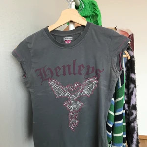 Babytee  - Säljer denna snygga babytee som är köpt från Plick, men då jag den inte kommer till användning längre så har jag valt att sälja den!! Använd Max 2 gånger, lite fläckar från solkräm som man ser på första bilden men ska tvätta den så det går bort ☺️