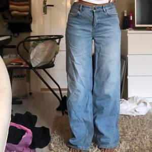 Mid rise jeans i modellen ”Wide leg” från junkyard! Stl: 29, M