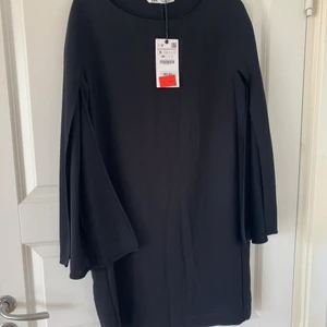 Klänning - Svart klänning från zara, öppet vid armarna(se bild 2). Aldrig använd, därav prislapp kvar. Strl S.  Köptes för 249kr. Säljer för 170kr. Frakt tillkommer! 