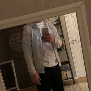 Zip hoodie - Säljer denna jättesnygga gråa zip Hoodie från jack and Jones. Mycket bra skick!