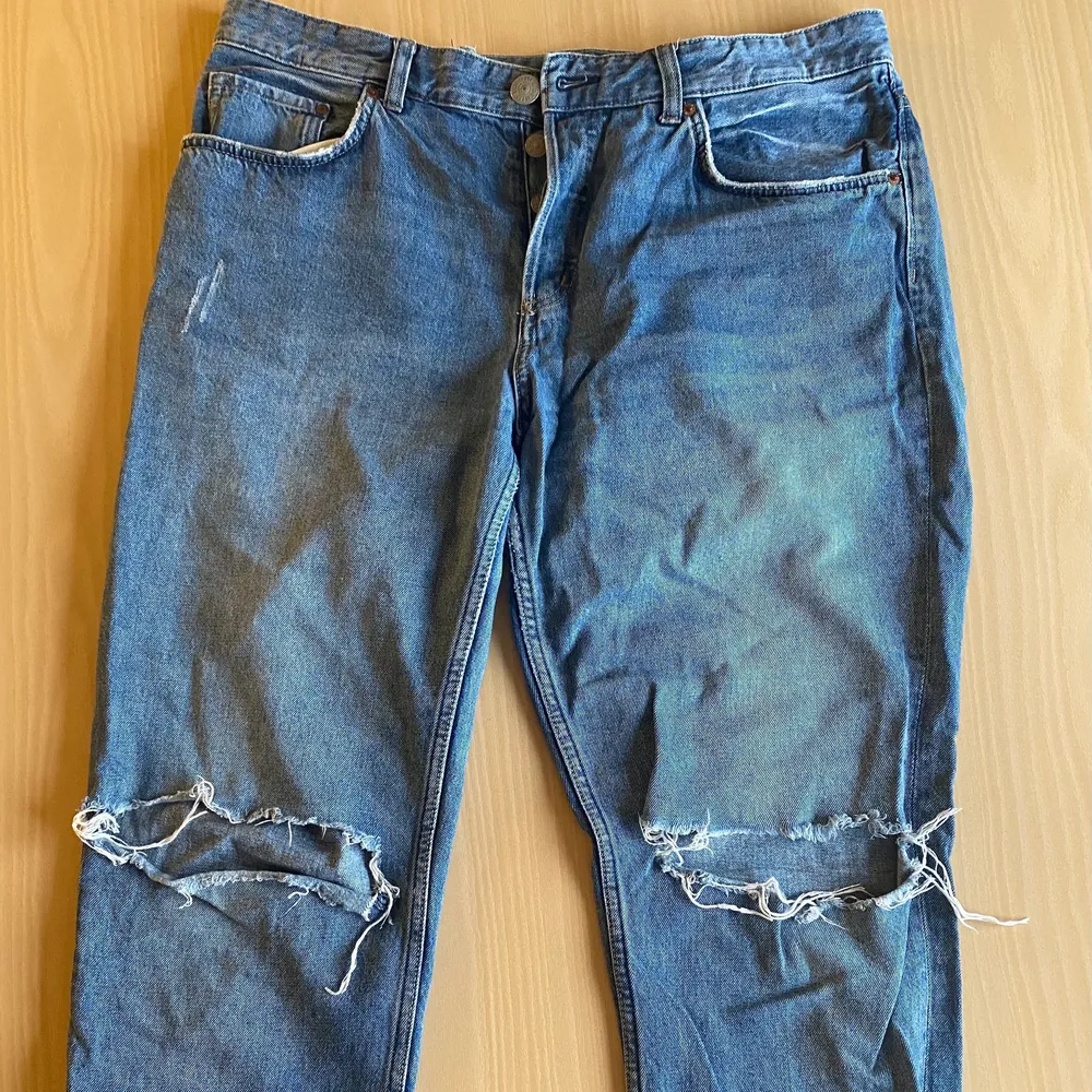 Slitna jeans i fint skick, köpta från H&M.  Den är insydd på midjan då den satt var för stor, tror det går att ta bort den. Storlek 33/32. Fraktkostnad tillkommer 🌸✨. Jeans & Byxor.