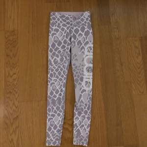 Säljer mina fina tights från Aimn!! Supersköna, fina och tunna. Snake-print och hög midja. Storlek xs men passar även s. 💖 sparsamt använda, säljer för att de tyvärr är för små för mig :( 