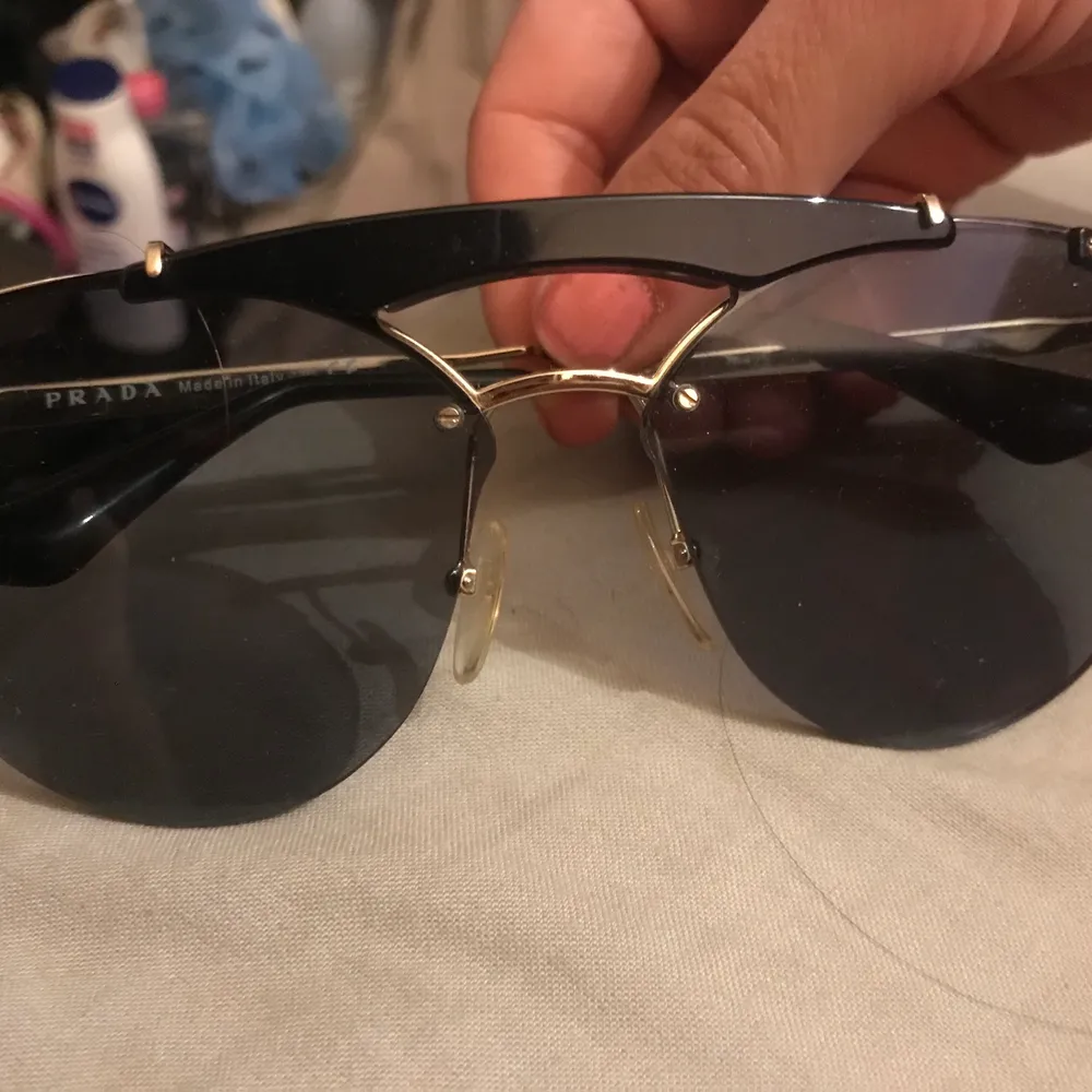Helt nya Prada solglasögon!  Stilrena och passar till allt. Säljs för att jag köpt ett annat par. :) Det är årets modell som dessutom såldes slut.. Accessoarer.