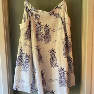 Collectif kjol, klockad. NY.  - Helt ny, klockad kjol från engelska Collectif. 