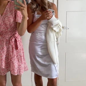 Klänning - Jätte fin satin klänning som aldrig kommer till användning!💕