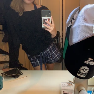 En stickad tröja  - Säljer denna tröjan som har blivit lite för liten för mig. Det var svårt o visa men där bak för det en hål med en rosett. För fler bilder eller frågor är det bara att fråga mig så kan jag fixa det❤️