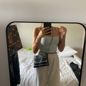 Väska - Säljer denna kedjeväska, aldrig använt. Du kan ha den både med band samt utan, det som passar dig🥰 nypris 499:-