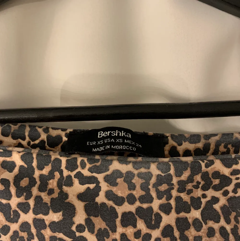 Säljer nu en leopardmönstrad body som är från Bershka. Jag har använt den få tal gånger, men köpt denna boody från en tjej så vet inte hur många gånger hon har använt den. Men jag gissar på att hon har använt den relativt mycket eftersom att ”färgen” har släppt lite på vissa ställen (det var så när jag köpte den).. Toppar.