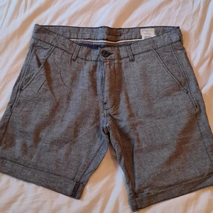 Gråa Selected Homme-shorts - Oanvända, gråa shorts från Selected Homme. Nypris 500. Storlek M.