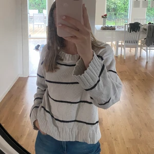 Tjocktröja stickad H&M - Stickad tröja som är använd ett tiotal gånger, lite nopprig. Blivit lite mer gråaktig i färgen sen den köptes men är fortfarande väldigt fin. Anledningen till att jag säljer beror på att den är för liten. Storlek XS. Haft i två år.