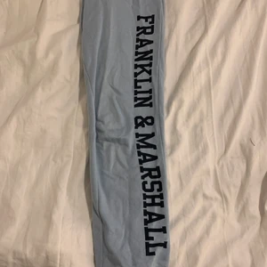 Mysbyxor , ljusblå  - Säljer min Franklin & Marshall mysbyxor pga för korta, använda fåtal gånger , bra skick. Storlek 14-15 år men är som storlek S.Köparen står för frakt!