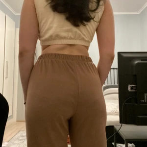 bruna mjukisbyxor - ett par helt oanvända mjukisbyxor, står att de är i storlek L men skulle nog säga M istället, går till anklarna på mig som är 174cm 💕