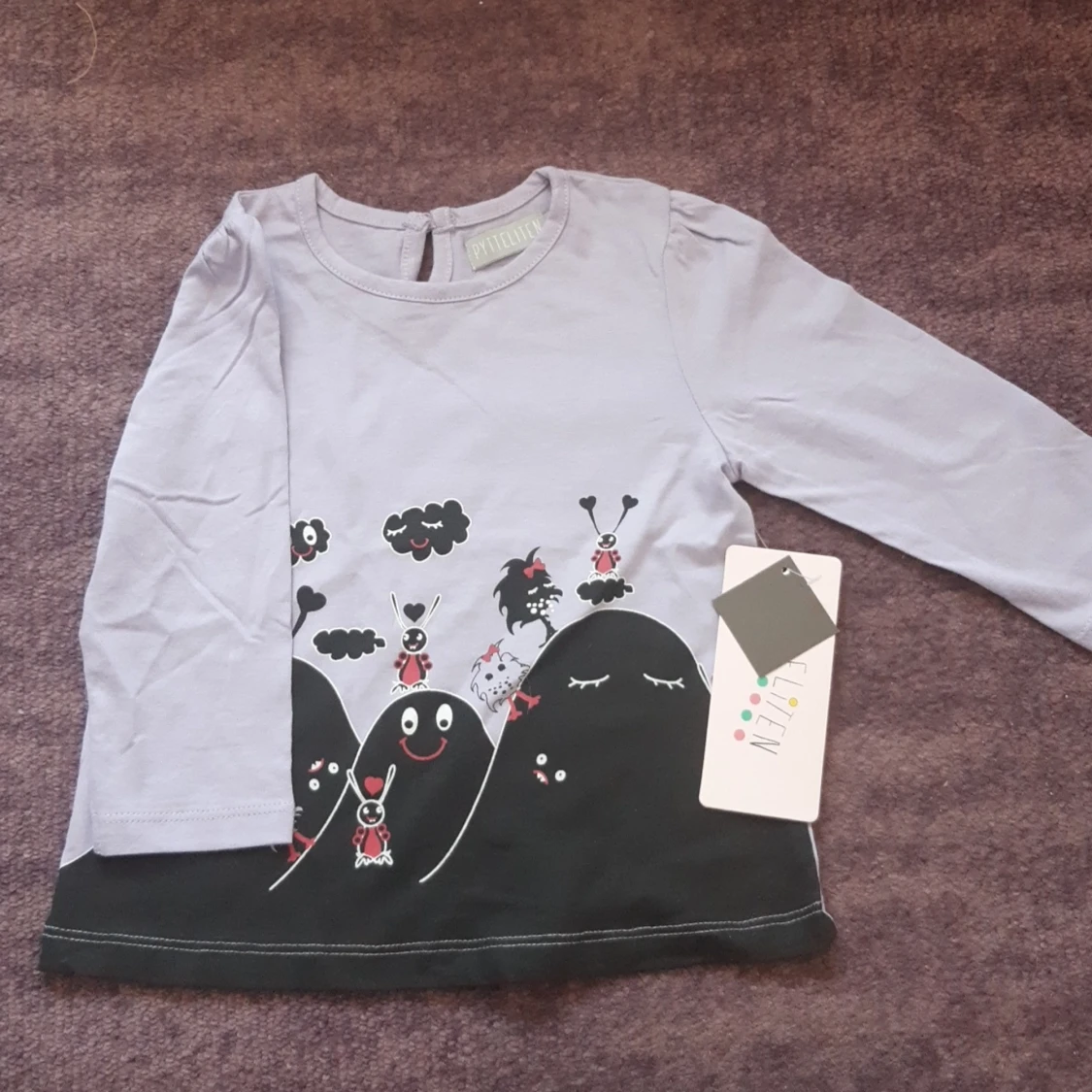 Lila långärmad med monstertryck på