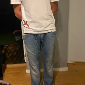Lee jeans  - Byxorna har en straight fit och är från lee. Färgen på byxorna är ljusblå 