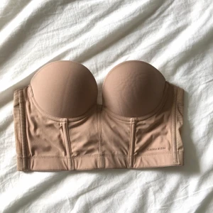 Oanvänd Calvin Klein korsett/bh! - Calvin Klein korsett/bustier/bh i storlek 70A. Den har legat i garderoben i över ett år men är oanvänd! Går att använda som bh eller topp/korsett, superfin! Bud från 300kr + frakt eller mötas upp i Stockholm 