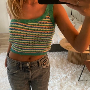 Populär topp - Så fin topp, använd några få gånger men i toppskick! Startar en kortvudgivning då många lagt bud, smidigare så jag slipper skriva till alla när nån budar❤️