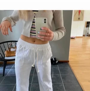 Linnebyxor  - Pga att den förra köparen drog sig ut så lägger jag ut dessa ännu en gång! As snygga linnebyxor som ör inprincip oanvända från byanastasia, byxorna är från en av deras tidigare modeller och kommer inte in igen, om flera intresserade blir det budgivning OBS: inte mina bilder skriv privat för mina egna. Köp dirket för 600kr +frakt (45-65kr) OBS: om du har budat eller köpt dirket så måste du så för det, har nu varigt med om fler oseriösa köpare på dessa bycor så förtydligar detta nu! Köpt är köpt💖