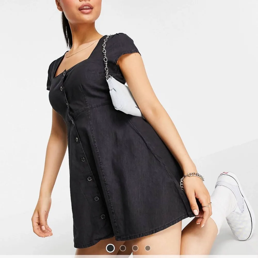 Säljer denna klänning från Asos då jag råkade köpa petite och den är för liten.  Superfin annars. . Klänningar.