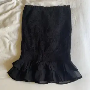 Svart volang kjol som aldrig är använd
