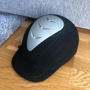 CRW ridhjälm 🏇 -  Storlek: 54 Utmärkt skick Pris: 200 kr Färg: Svart 🚫Djurfritt och rökfritt hem 📍Kan mötes upp i Mölnlycke 📬Kan skickas mot fraktkostnad (66 kr)