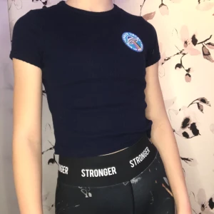 T-shirt - En T-shirt i färgen mörkblå från Cubus storlek 134/140