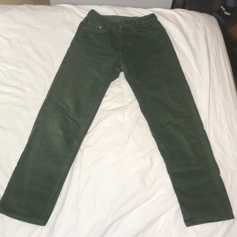 !köparen betalar frakten själv! mörk gröna United colors of benetton jeans med orange-bruna sömmar. Sitter fast i midjan och har en straight leg fit. Gjorda i Italien och har super bra kvalitet i tyget. Inte stretchiga men sitter som en smeck i rumpan och formar kroppen på bästa sätt.. Jeans & Byxor.