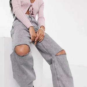 Grå slutsålda jeans från Bershka! 🤍 - Säljer dessa ursnygga utsvängda grå jeans i storlek 38  🤍 Säljes på grund av att jag tycker dom är för korta på mig då jag är 172 :) Buda! 