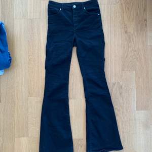 Ett par svarta jeans (som nya i färgen) ifrån BikBok! Dom är långa i modellen , passar mig som är 178cm lång!🥰