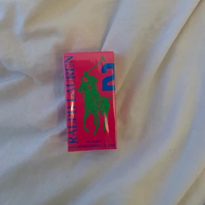 Ralph Lauren parfym - Säljer denna Ralph Lauren parfym. Den är helt oöppnad och doftar jättegott. Jag säljer den då jag redan har väldigt många parfymer och den är inplastad. Den innehåller 50ml och är den stora flaskan 💓💓