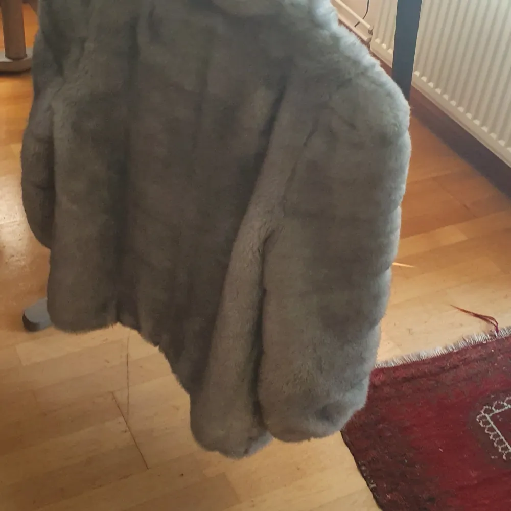 Säljer min åkt Sapphire mink fur coat som är I mycket bra skick och användade cirka en vecka. Den är mycket varmt och passar till vinter var.Den är mycket mysig och stylig och matcherar till allt. Finns fler bilder och bud I kommenterna ny pris 3499. Jackor.