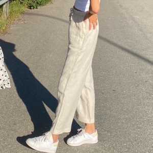 Linnebyxor  - Extremt snygga, somriga och svala linnebyxor från arket. 100% lin, bra kvalitet😜 Endast använda ett fåtal gånger pga att jag inte riktigt tycker dom sitter så bra på mig. Nypris: 600 kr.❤️ Kan mötas upp i Göteborg annars kostar frakt 80kr.🙏✨