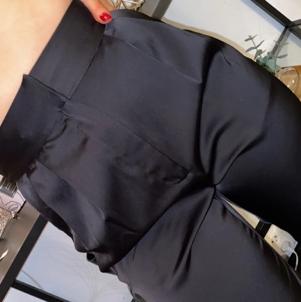Svarta kostymbyxor i shiny material köpta från nakd, aldrig använda . Jeans & Byxor.