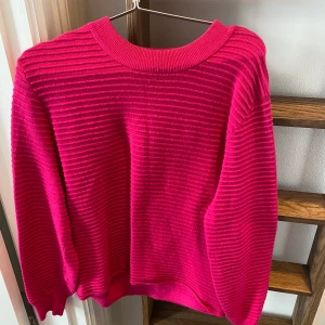 Rosa tröja  - Superfin mörk rosa färg, passar xs-m