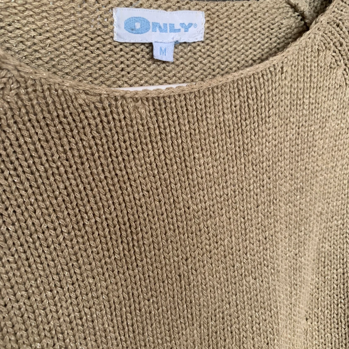 Stickad skimrig beige tröja - 91