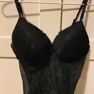 Spetsbody - Svart basic Spetsbody ifrån H&M, storlek 40. Oandvänd. Frakten står jag för🌸