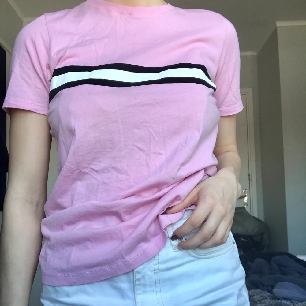 Rosa tröja från Gina som aldrig använts, 25kr + en liten fraktkostnad . T-shirts.