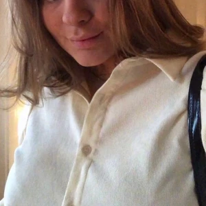 Skjorta - Krämfärgad skjorta, lite ribbad (första bilden), skit snygg!! Säljer då den inte kommer till användning! Frakt tillkommer📦 köpt för 450, säljer för 200