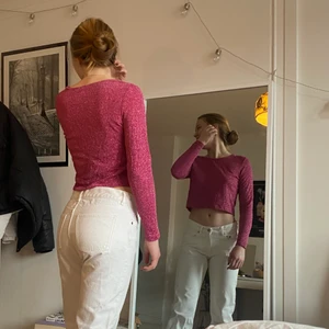 Glittrig festtopp! - Säljer denna jättesnygga glittriga toppen från monki! 💖  den är i strl M men skulle säga att den är liten i storlek, den är inte så använd 