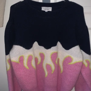 & other stories stickad tröja - Intressekoll på min fina other stories tröja som jag knappt har använt. Den är i nyskick och har inga slitningar. Skriv privat för fler bilder osv( och om fler intresserade: skriv bud)💕 köparen står för frakt (vid köp)