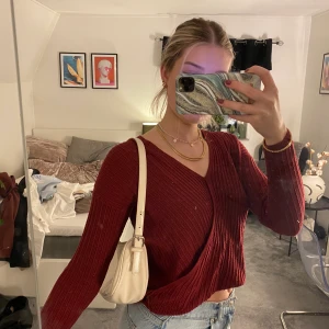 Vinröd tröja från hollister  - Vinröd långärmad tröja med omlott effekt. Frakt: 66kr (spårbar)📦✨